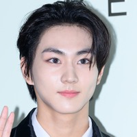 「これは危険」ENHYPEN・ジョンウォン、“色気爆発”！がっしり体形と甘い眼差しでファン魅了【PHOTO】