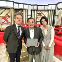 MC２人と開発リーダー・久夛良木健(くたらぎ・けん)さん『新プロジェクトX～挑戦者たち～』（C）NHK