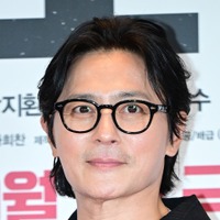 “韓流四天王”俳優チャン・ドンゴン、依然としてハンサムな姿で虜に！近況が突如公開【PHOTO】