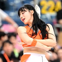 愛称“太もも女神”の韓国チアガール、健康的な美脚全開！しましまトップス＆超短パン姿に釘付け…【PHOTO】