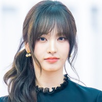 おみ脚の長さバグってる…超ミニワンピで足組み、IVE・リズの近況に反響「超最強」【PHOTO】