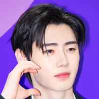 ENHYPEN・ソンフン、夜の大阪で青春映画の主人公に！儚げな表情で魅せる「どこにいても絵になる」【PHOTO】 画像