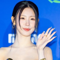 “ほぼ紐”ドレスで話題を集めたミヨン、ずり落ちそうなオフショル姿に視線クギ付け「これは危険」【PHOTO】