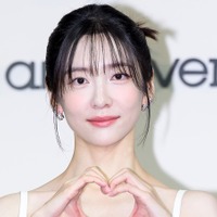 ソファに寝そべる写真に“男性の影”が写り込み…女優パク・ジヒョンに熱愛説浮上、事務所がコメント