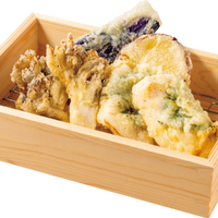 びんちょう鮪と秋野菜の天ぷら盛り合わせ（税込495円）