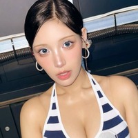 現役アイドルと思えない迫力にクギ付け…LIGHTSUM・チョウォン、美貌に目が行く肩丸出し衣装【PHOTO】