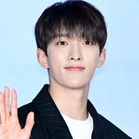大谷翔平グッズに夢中？SEVENTEEN・ドギョム、ファン心溢れる“LAドジャース愛”SHOTに反響【PHOTO】