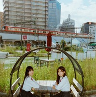 櫻坂46・新センター村井優＆初選抜・遠藤理子、仲睦まじい制服ツーショットを披露！ 画像