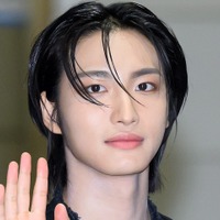 「沖縄来てたの!?」ATEEZ・ソンファ、海が似合う爽やかな白シャツ姿にトキメキ…【PHOTO】