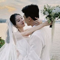 交通事故でメンバーを亡くしたK-POPグループの“末っ子”、結婚相手と近況を公開