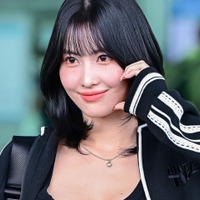 ほとんど丸見せ状態…TWICE・モモ、胸元ぱっくり衣装で放つ貫禄美貌に「私の神様」の声【PHOTO】