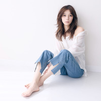 『芳根京子カレンダー2026』(C)ワニブックス