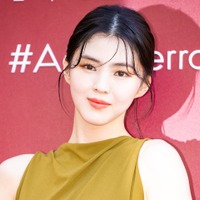 女優ハン・ソヒ、ショーパンに赤タイツで際立つ美脚…唯一無二の冬スタイルに視線釘付け【PHOTO】 画像