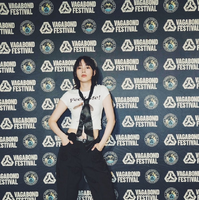 のん、台湾フェス出演を報告！“へそ出し”ロックコーデのオフショットに反響 画像