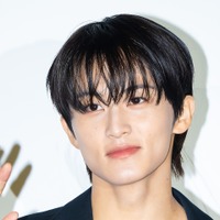 「発狂しちゃう」NCT・マーク、破壊力抜群の黒髪×黒スーツ姿が話題！成熟した魅力に注目【独自写真】