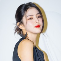 女優ハン・ソヒ、深スリットの入ったドレスで太ももが露わに！肌見せ多めの衣装で悩殺【独自写真】 画像