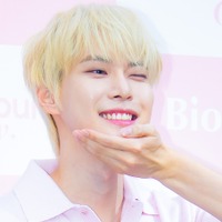 「笑顔が眩しい…」NCT・ドヨン、爽やか“好青年ルック”でイベントに登場【PHOTO】