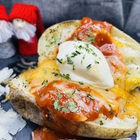 ジャケットポテトwithサワークリーム 溢れるクリスマスチーズ掛け