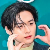 Stray Kids・リノ、“伝説級”の美貌で虜に!ハイトーンの髪に儚げな表情「自分の破壊力考えて」【PHOTO】
