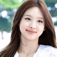 長い美脚丸出し!TWICE・ナヨンの肉体美浮き上がる衣装姿が素敵 ミナとの密着肩乗せショットも【PHOTO】