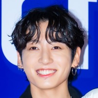 BTS・JUNG KOOK、兵役中の親友ASTRO・チャウヌを抱っこ?出演映画の応援に駆け付ける