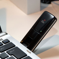 昨年末にストックホルムでTeliaSoneraが開始したLTEサービスと同条件の通信デモ。USBモデム型の端末は実際に販売されているもの