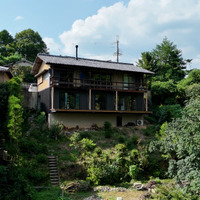 敷地は178坪。斜面に建っているため、リビングダイニングがあるのは2階部分にあたる@MBS_fan