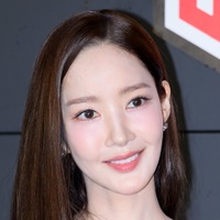 女優パク・ミニョン、愛らしさたっぷりな姿で日本に出国！パステルコートで見せた優雅な美しさ【独自写真】 画像