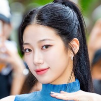 「イ、イケメンすぎる…」LE SSERAFIM・カズハ、“メンズライク”な新ビジュアルに沼落ちファン続出!【PHOTO】