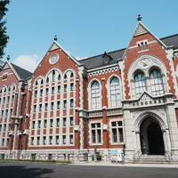 慶應義塾大学(yu_photo - stock.adobe.com)