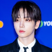 BOYNEXTDOOR・ジェヒョン、“メガネ×スーツ”姿で放つクールな雰囲気にキュン「その表情は反則です…!」【PHOTO】