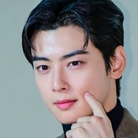 BTS・RMらも登場のAPEC首脳会議にイケメンすぎる軍人が?正体は兵役中の人気アイドルだった