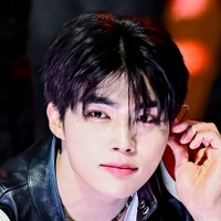 ZB1パク・ゴヌク、表参道に姿現す！雨のなかで輝き増す“東京ボーイ”に「日本の風景と相性良すぎ」【PHOTO】