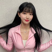 韓国の元OLチア、“美太もも”大胆見せのミニスカ衣装にファン釘付け！「観戦に行く理由ができた」の声【PHOTO】