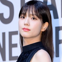 透けてインナーが…BLACKPINK・ジス、スタイル際立つオフショットに視線釘付け！「大胆すぎます」【PHOTO】