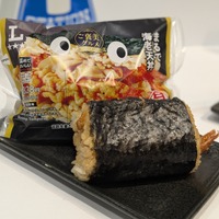 プレミアムおにぎり 黒毛和牛カルビと卵具！おにぎり まるで海老天丼＠撮影：渡邉