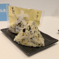 大きなおにぎり 沢庵としそわかめ＠撮影：渡邉