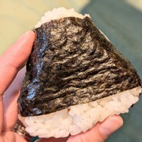 プレミアムおにぎり 紅鮭ほぐし（柚子胡椒仕立て）＠撮影：渡邉