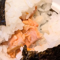 プレミアムおにぎり 紅鮭ほぐし（柚子胡椒仕立て）＠撮影：渡邉