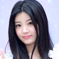 「透明感えぐい」ILLIT・ウォンヒ、“毛穴ゼロ”の美肌が輝く至近距離SHOTに反響！【PHOTO】