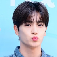 THE BOYZ・ヒョンジェ、爽やかデニムルックでイベントに登場！愛嬌満点ビジュアルで魅了【PHOTO】