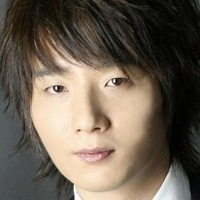 17歳でドラマ挿入曲手掛け、後に9歳上の舞踊家女性と結婚も…誕生日に突然この世を去った韓国人歌手の3周忌