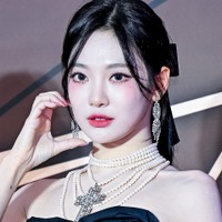 「こんなに見せて大丈夫？」aespa・ニンニン、黒インナー姿の“大胆自撮り”でファン悩殺【PHOTO】