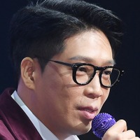 所属アイドルの性売買騒動に関与の疑いも…事務所代表退いた韓国歌手、今度は自宅に“ヒトラー肖像画”掲げ物議【画像】
