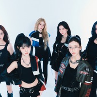 STAYC、日本1stフルアルバム『STAY ALIVE』のジャケット解禁！豪華17曲収録の詳細も公開