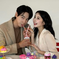 ファンだった14歳上の韓国俳優と結婚！日本人妻アヤネさんの“寝そべりSHOT”にファンもほっこり【PHOTO】