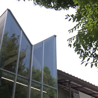 公園に光を届け、雨どいの代わりに雨水を集めるV字型の屋根©MBS