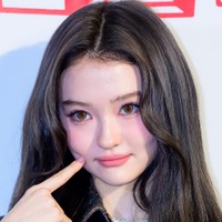 MEOVV・エラ、“子猫オーラ”全開！可憐なガーリースタイルでイベントに登場【PHOTO】