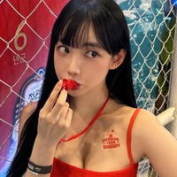 こぼれ落ちそうなボリューム感…韓国の人気女性アナ、濡れ髪のスイムウェアSHOTでファン魅了【PHOTO】