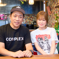 左:はなわ 右:智子さん /書中より『柔道３兄弟と天然ママと僕～はなわの楽しい子育て～』（C）徳間書店